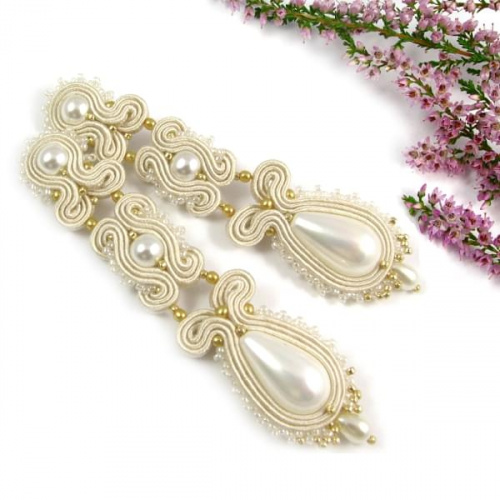 Biżuteria ślubna z perłami.