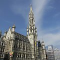 ratusz na Grand Place w Brukseli-późnogotycki, wzniesiony w latach 1402-1452,zniszczony w 1695 roku,odbudowany i rozbudowany w 1972 r.