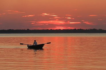 Przed nocą to lepsze od trekingu... #zachód #woda #na_wodzie #łódź #łodka