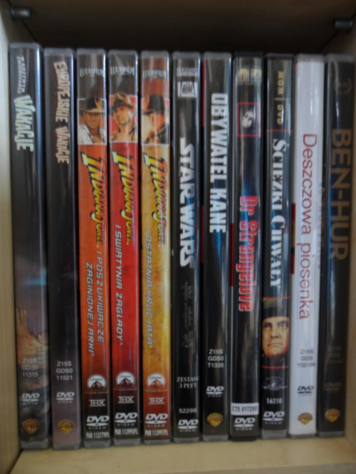 Filmy zbieram mniej więcej 2010/2011 roku. Jak widać w mojej kolekcji są tylko DVD i zanim doczekam się komentarzy typu: "Czemu nie zbierasz Blu-ray?", to wyjaśnię że nie kolekcjonuję ich, głównie ze