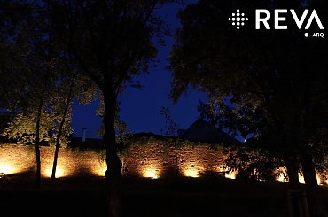 Mur w Brześciu Kujawskim #architektura #iluminacje #kościoły #LED #oprawy #oświetlenie