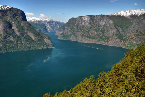 Aurlandfjord ma około 29 km długości i łączy się z drugim równie pięknym fiordem N?r?yfjord. Są to odnogi największego i najdłuższego fiordu w Norwegii Sognefiordu. Leżą w gminach Laerdal, Aurland i Vik.