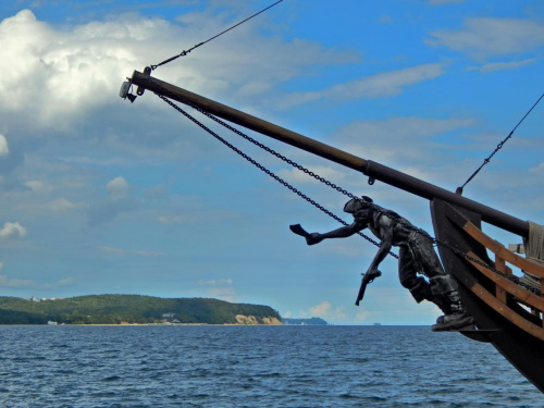 Zainspirowany zdjęciem Asi podziwiam tego pirata spod bukszprytu, ale wymachującego mieczem nad orłowskim klifem #żaglowiec #statek #atrakcja #wycieczkowiec