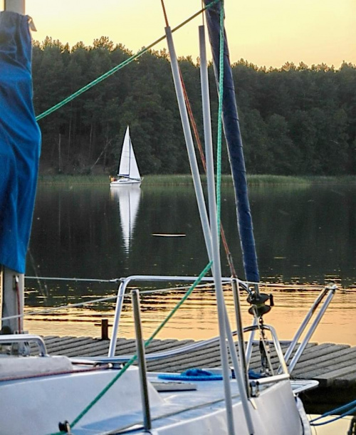 jacht, a nawet jachty (sporo ich) #jacht #jezioro #żagiel #żagle