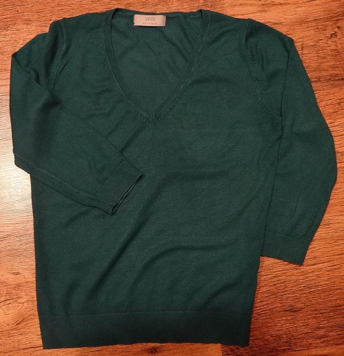 Damski sweter w kolorze butelkowej zieleni. #SweterDamski #OdzieżDamska