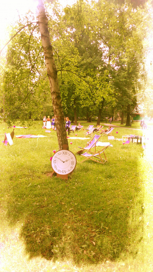 dziś w parku krakowskim można było się ZATRZYMAĆ na chwilę u Alicji z Krainy Czarów
